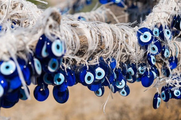 L'œil bleu grec (Nazar Boncuk) : simple superstition ou puissante protection contre le mauvais œil ?