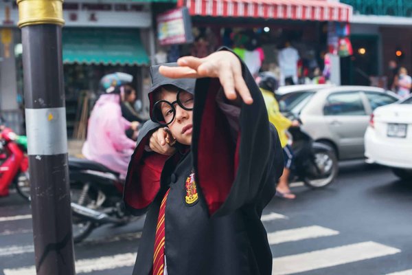 Comment plonger dans la magie de Noël avec les pulls Harry Potter ?