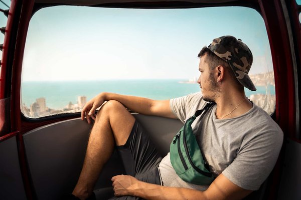 Comment le sac banane velours pour homme se porte ?