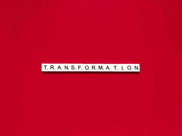 Comment transformer un tailleur classique en une tenue de soirée avec des accessoires ?